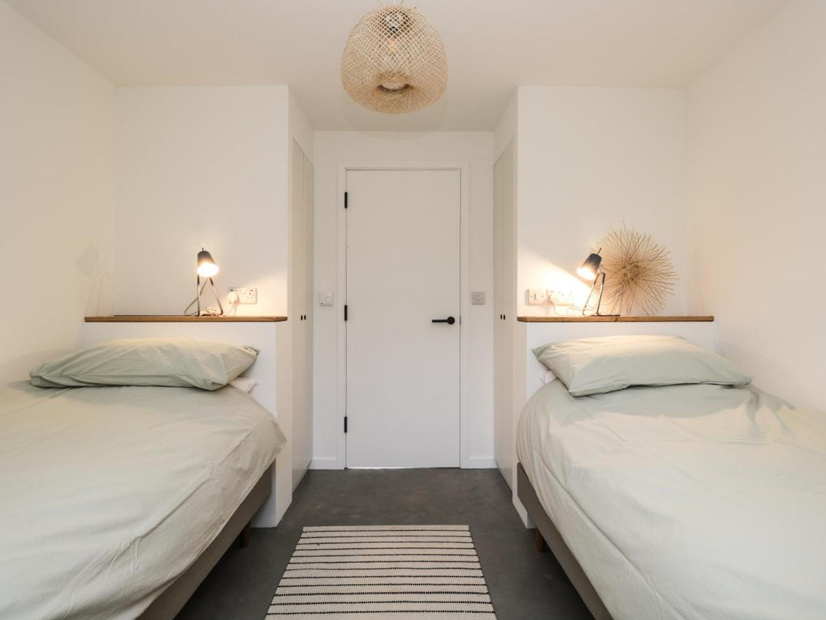 High Cogges Farm Holiday Cottages - The Cart Shed 威特尼 外观 照片